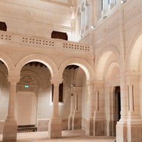 Présentation de l'Espace Saint-Julien, un lieu intergénérationnel, social et éducatif : accès au parc et à la chapelle partiellement restaurée.