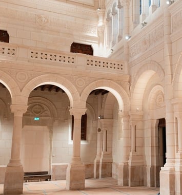 Présentation de l'Espace Saint-Julien, un lieu intergénérationnel, social et éducatif : accès au parc et à la chapelle partiellement restaurée.