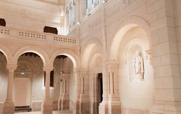Présentation de l'Espace Saint-Julien, un lieu intergénérationnel, social et éducatif : accès au parc et à la chapelle partiellement restaurée.