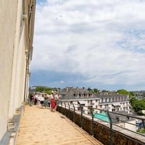 LE CHATEAU-NEUF ET SA TERRASSE PANORAMIQUE