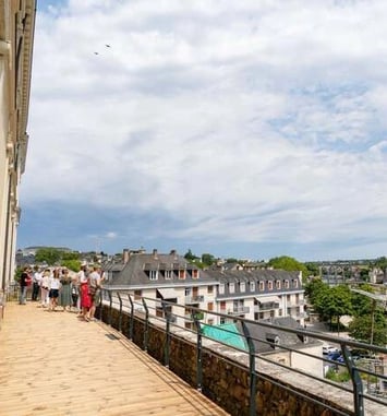 LE CHATEAU-NEUF ET SA TERRASSE PANORAMIQUE
