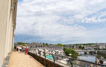 LE CHATEAU-NEUF ET SA TERRASSE PANORAMIQUE